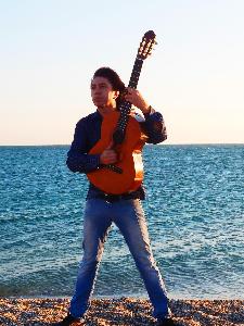 Гитарист в городе Евпатория 2На диком пляже 2019 - копия.JPG